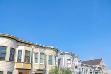 San Francisco, California 'da aynı yapıya sahip kompleks banliyö evleri. Düşük açılı duvarları olan evler ve soldaki gable çatılı ev manzarası..
