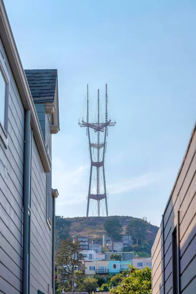 Vista Una Torre Telecomunicaciones Cerca Las Residencias Suburbanas San Francisco — Foto de Stock