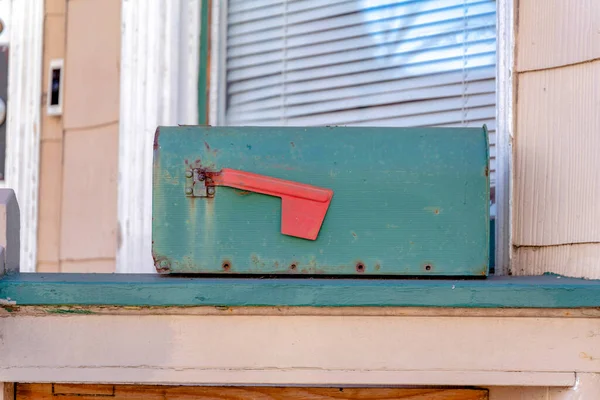 Vieille Boîte Aux Lettres Vert Foncé Sur Une Surface Bois — Photo