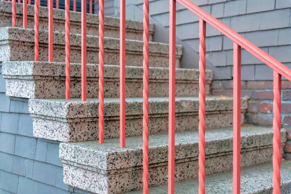 カリフォルニア州サンフランシスコで花崗岩のトレッドとライザーを持つ屋外階段 赤い鉄の手すりと灰色の帯状疱疹とレンガの壁の側面を持つ階段 — ストック写真