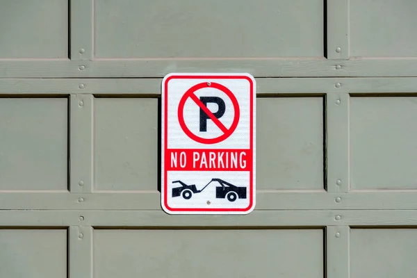 加州旧金山没有带有拖车标志的停车标志 在镶板灰色部分车库门上没有张贴停车标志 — 图库照片