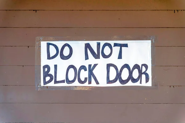 在加利福尼亚旧金山 不要用褐色的木墙挡住门上的标识 贴在建筑墙壁上的白皮书上的手写警告 — 图库照片