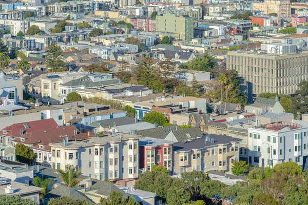 アパートの建物とカリフォルニア州サンフランシスコの近所 木に囲まれた住宅街のアパートの眺め — ストック写真