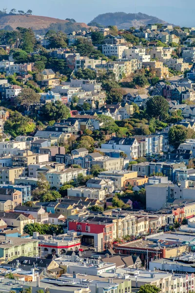 カリフォルニア州サンフランシスコの斜面の住宅地 背景に山と空を望む住宅の高い角度のビュー — ストック写真