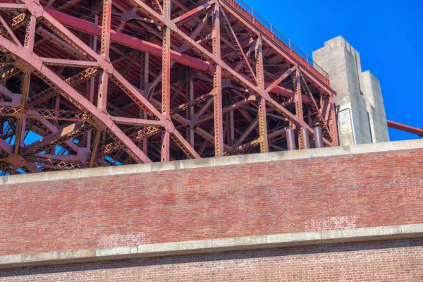 Χαμηλή Οπτική Γωνία Των Δομών Δέσμης Golden Gate Bridge Στο — Φωτογραφία Αρχείου