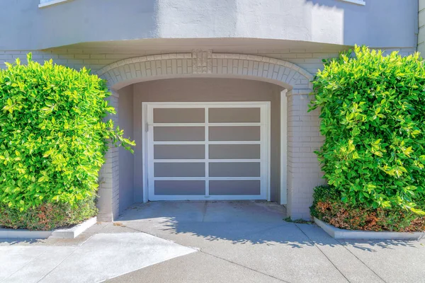 Garage Exterior Arched Entrance Trimmed Shrubs Front San Francisco California — Stock Photo, Image