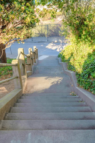 리포오니아 샌프란시스코 계단의 양쪽에 계단은 바닥에 철조망 콘크리트 이어진다 — 스톡 사진