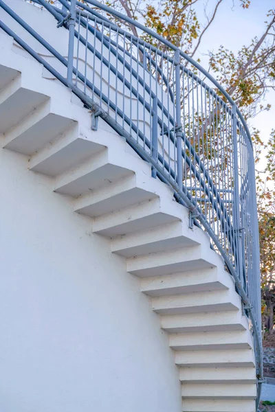 カリフォルニア州サンフランシスコの円形の階段を持つ白い建物の外観を湾曲させました 屋外階段と金属灰色の手すりのある建物の低角度ビュー — ストック写真