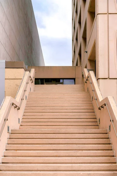 加州圣何塞硅谷一座带有裸色调色板的大楼外的楼梯 混凝土楼梯 墙上装有金属扶手 与天空相对照 背面有两座建筑物 — 图库照片