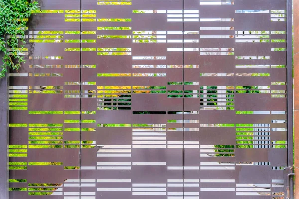 Portail Métal Brun Avec Motif Texturé Contre Vue Sur Cour — Photo