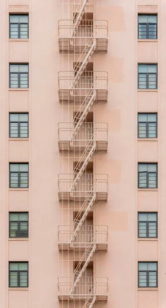 カリフォルニア州サンノゼのシリコンバレーの外に非常階段の出口を持つ対称的な建物 2階建ての窓の真ん中に緊急階段を持つ建物の外観 — ストック写真