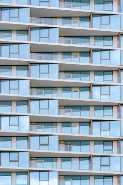 Silikon Vadisi 'nin balkonlarında cam parmaklıklı cam bina, San Jose Körfezi, Kaliforniya. Yansıtıcı cam duvarları olan modern bir bina..