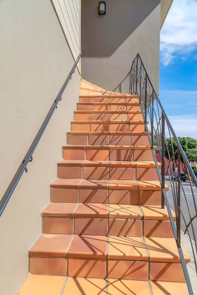 San Francisco, Kaliforniya 'da demir parmaklıklı bir evin merdiveni döşemiş. Sağ taraftaki otoparkı gören bir evin merdiven girişi..