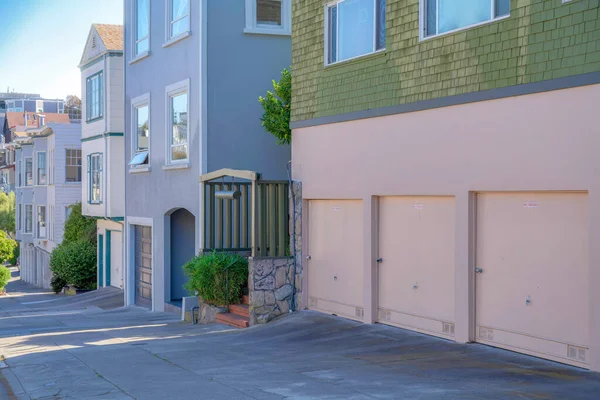 Wohnhäuser San Francisco Einer Abschüssigen Straße Kalifornien Gibt Eine Häuserzeile — Stockfoto
