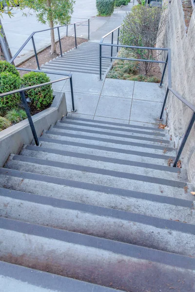 Magas Látószögű Kilátás Egy Kültéri Beton Lépcsőn Leszállás Közepén San — Stock Fotó