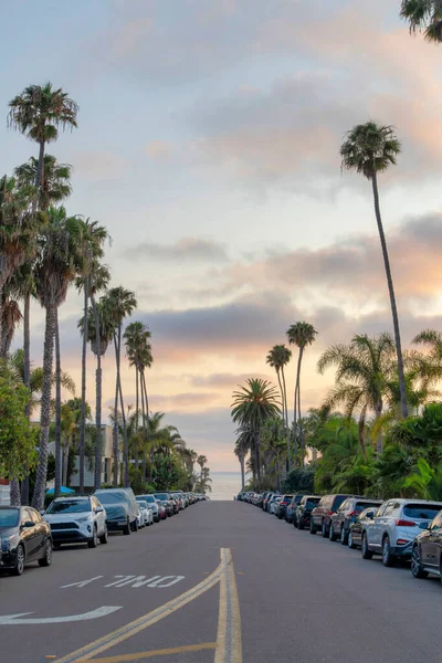 Pojazdy Zaparkowane Drodze Asfaltowej Pobliżu Zatoki Jolla Kalifornii Obu Stronach — Zdjęcie stockowe