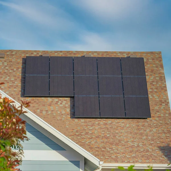 Square Whispy White Clouds Panel Solar Techo Una Casa Con — Foto de Stock