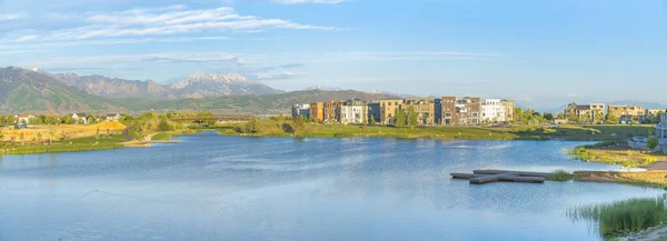 Residential Buildings Oquirrh Lake Docks View Mountains Back Tall Buildings — Stockfoto