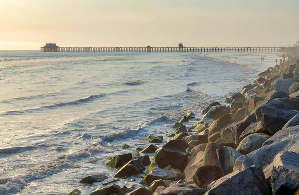 Пляж Берегу Осиансайд Калифорнии Скалами Морской Стене Туристы Берегу Море — стоковое фото