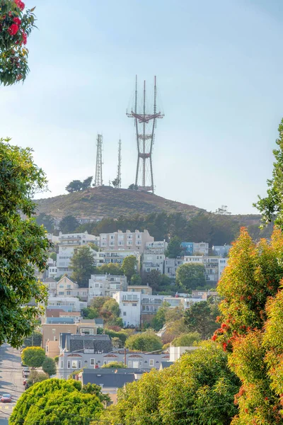 Telecommunication Towers Top Mountain Residential Area Its Slope San Francisco — Stockfoto