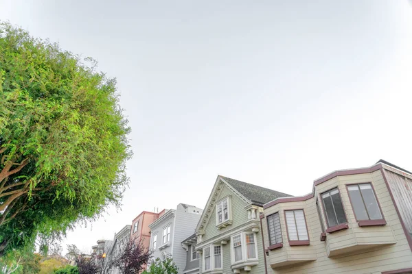 Low Angle View Sloped Row Houses Suburbs San Francisco California — 스톡 사진