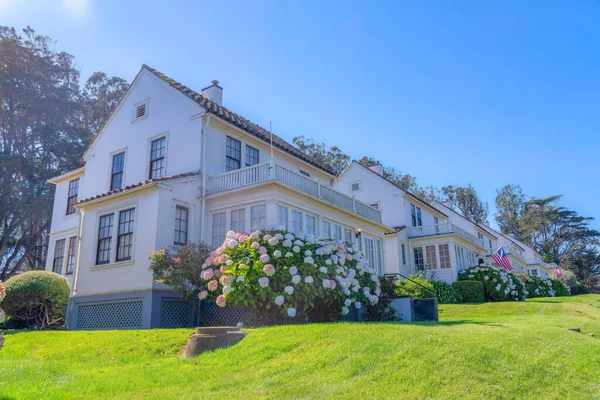 Suburban Houses Sloped Green Lawn Flowering Plants Entrance San Francisco — Stockfoto