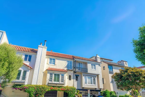 Mediterranean Townhouses Attached Garage Flues San Francisco Exterior Townhouses Beige — Fotografia de Stock