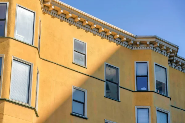 View Residential Building Yellow Stucco Wall Decorative Eaves San Francisco — Stock Photo, Image