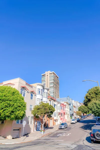 Sloped Neighborhood San Francisco Vehicles Trees Front Townhomes Row Townhomes — Fotografia de Stock