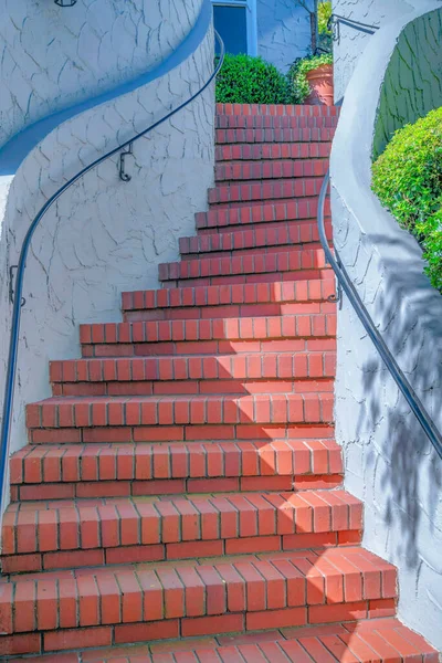 Curved Staircase Bricks Steps Wall Mounted Handrails San Francisco California — Zdjęcie stockowe