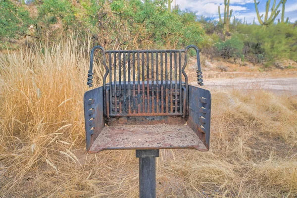 Post Mounted Rusty Campground Grill Shrubland Tucson Arizona Close Outdoor — Fotografia de Stock