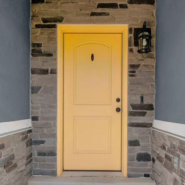 Square Yellow Front Door Doorbell Porch Lamp Side Entrance Exterior — Foto de Stock