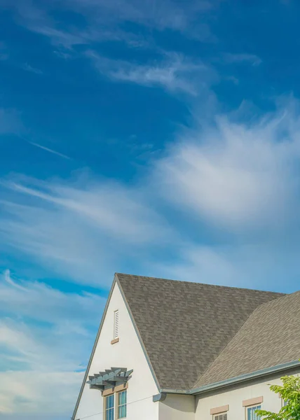 Vertical Whispy White Clouds Home Exterior Asphalt Composite Shingle Roof —  Fotos de Stock