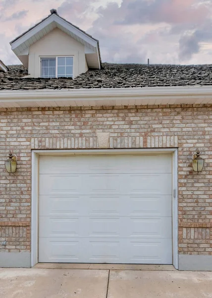 Vertical Puffy Clouds Sunset Garage Exterior Bricks Three White Sectional — Foto de Stock