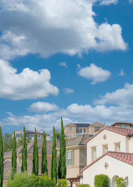Vertical Puffy Clouds Hillside Mediteranean Style Houses Double Peak Park — Foto de Stock