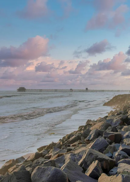 Вертикальные Пушистые Облака Закате Пляжа Прибрежной Зоне Осиансайд Калифорнии Видом — стоковое фото