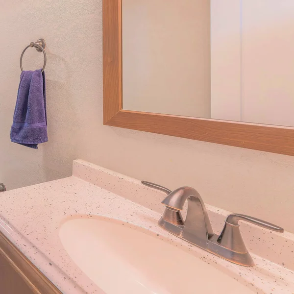 Quadratische Badezimmer Mit Grauen Fliesenböden Und Waschtisch Mit Granitplatte Und — Stockfoto