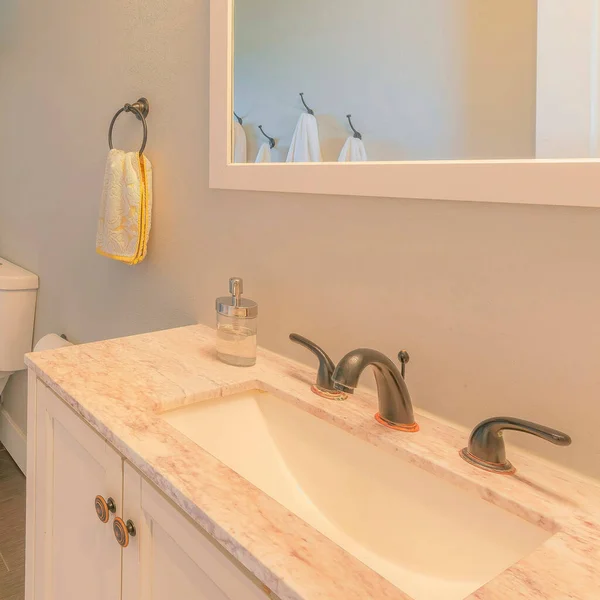 Náměstí Koupelna Interiér Oknem Teplé Okolní Osvětlení Dispozici Umyvadlo Mramorovým — Stock fotografie