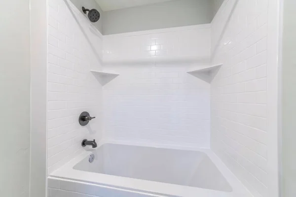 Interior Banheiro Casa Com Construído Banheira Azulejos Brancos Parede Torneira — Fotografia de Stock