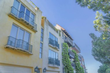 Güneşli bir günde mavi gökyüzüne karşı küçük balkonları olan evlerin dışında. Aydınlık bir günde San Francisco California 'da çok katlı evleri olan yerleşim yerleri.