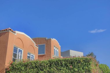 San Francisco 'da bir ev. Önü gür, arkası mavi. San Francisco Caifornia 'da güneşli bir günde görülen bir evin dış yüzeyi..