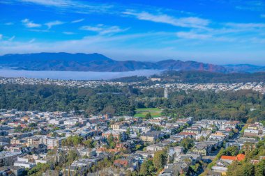 San Francisco şehir merkezi California hava manzaralı dağlar ve mavi gökyüzü. Güneşli bir günde evleri, binaları, daireleri ve doğa manzarası olan güzel bir şehir manzarası..
