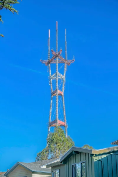 Sutro Tower San Franciscu Kalifornie Pulzujícím Modrým Nebem Pozadí Rozhlasové — Stock fotografie