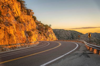 Günbatımında Lemmon Arizona Dağı 'nda kayalık uçurumlar boyunca dolambaçlı bir yola sür. Coronado Ulusal Ormanı 'nda manzaralı otobanı olan güzel dağ manzarası.