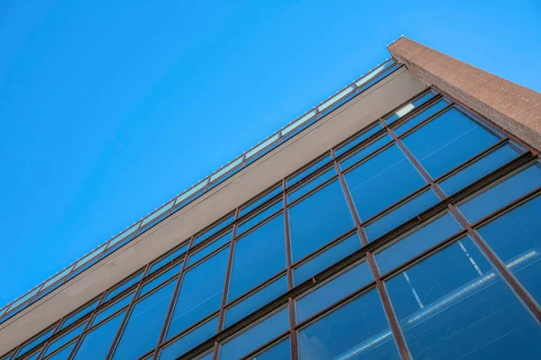 Moderno Edificio Comercial Forrado Con Ventanas Vidrio Contra Cielo Azul — Foto de Stock