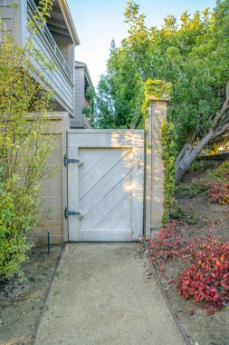 Del Mar Güney Kaliforniya 'daki evlere beyaz ahşap kapı girişi. Güneşli bir günde seyredilen deniz kenarındaki bir eve giriş..