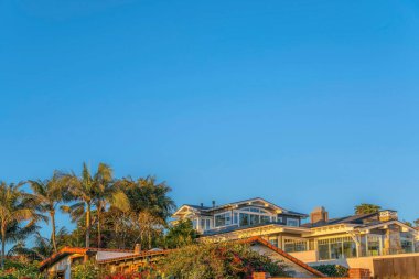 Del Mar Güney Kaliforniya 'da temiz mavi gökyüzüne karşı lüks bir sahil evi. Huzurlu bir günde gösterişli bir sahil mahallesinde güzel bir evin yüzü..