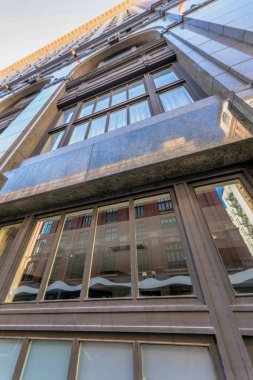 Çağdaş bir binanın dış cephesinde cam pencereler bir daireyi yansıtıyor. San Antonio şehir merkezinde modern tasarımlı bir bina..