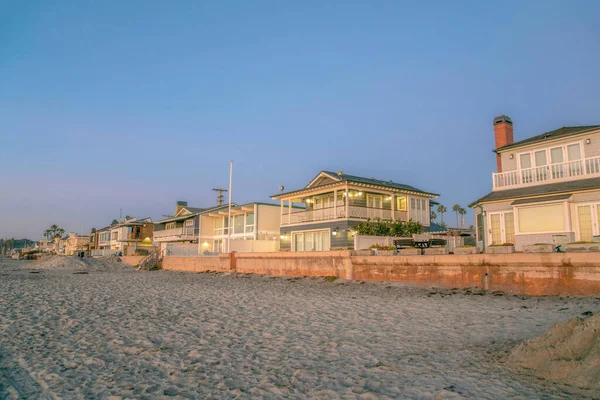 日没時にデルマー南カリフォルニアの海岸沿いのビーチハウス 青い空の景色を望む海辺の近所のバルコニー付きの美しいホームステイ — ストック写真