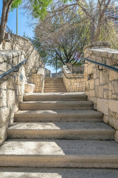 Вид Снизу Бетонной Наружной Лестницы Каменными Металлическими Перилами Парк Ландшафт — стоковое фото